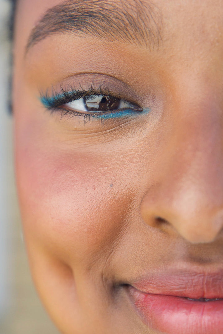 Jojoba Eye Pencil Cerulean Model