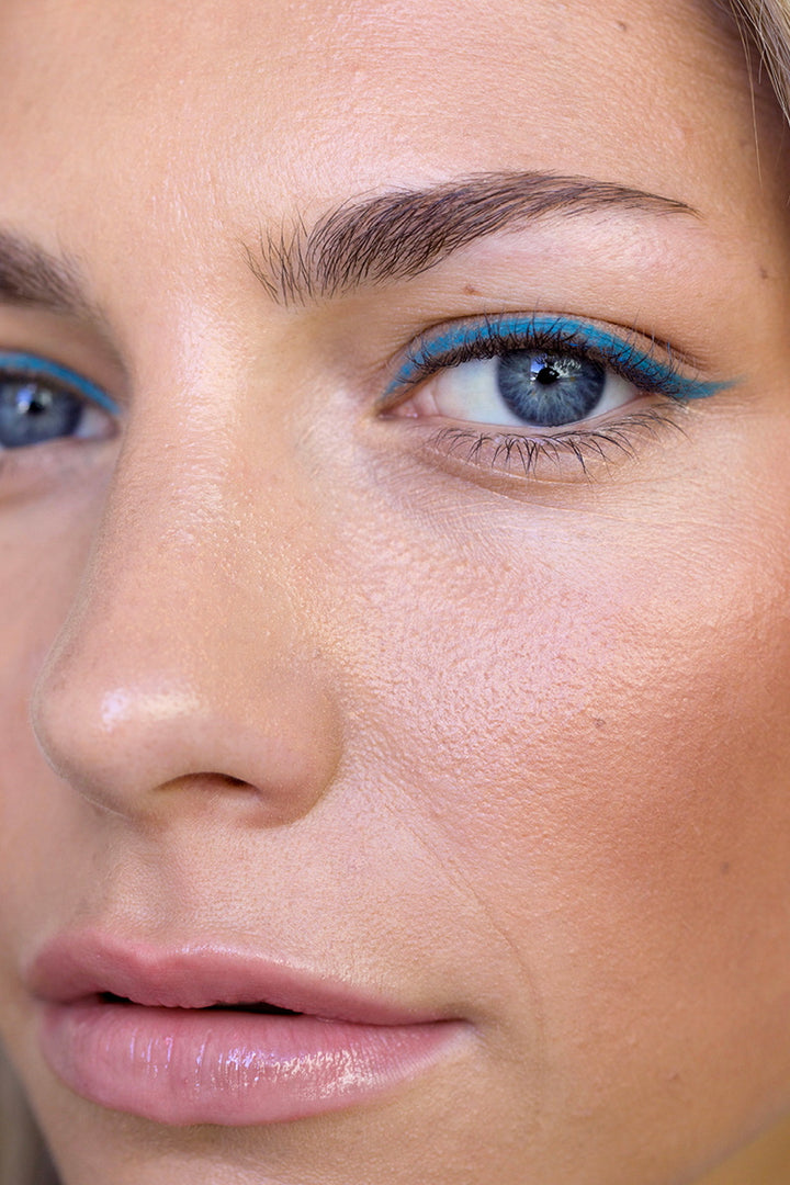 Jojoba Eye Pencil Cerulean Eye close up