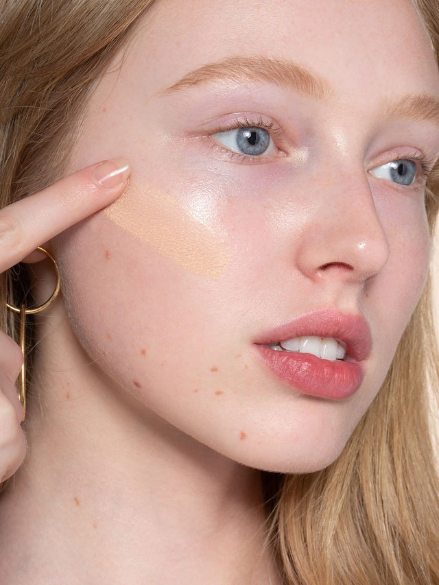 Super Serum Skin Tint LSF 30 Rendesvouz Model