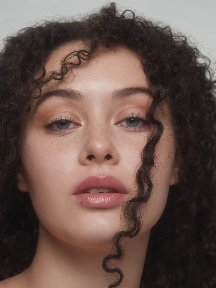 Knutzen Lipgloss 07 Nude Shimmer Model 2