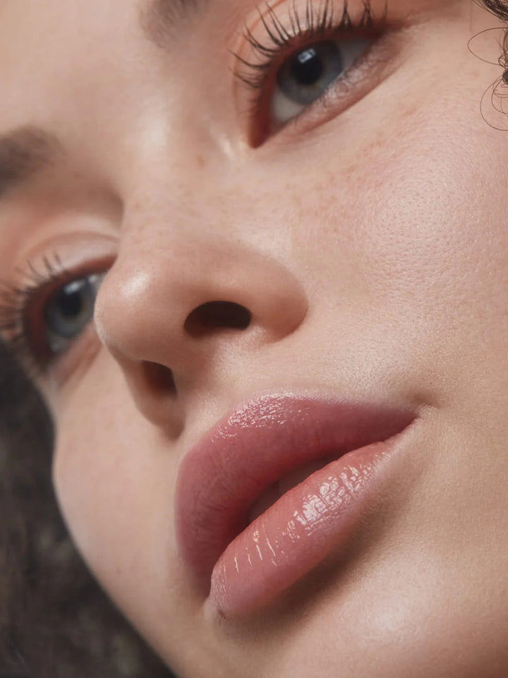 Knutzen Lipgloss 07 Nude Shimmer Model