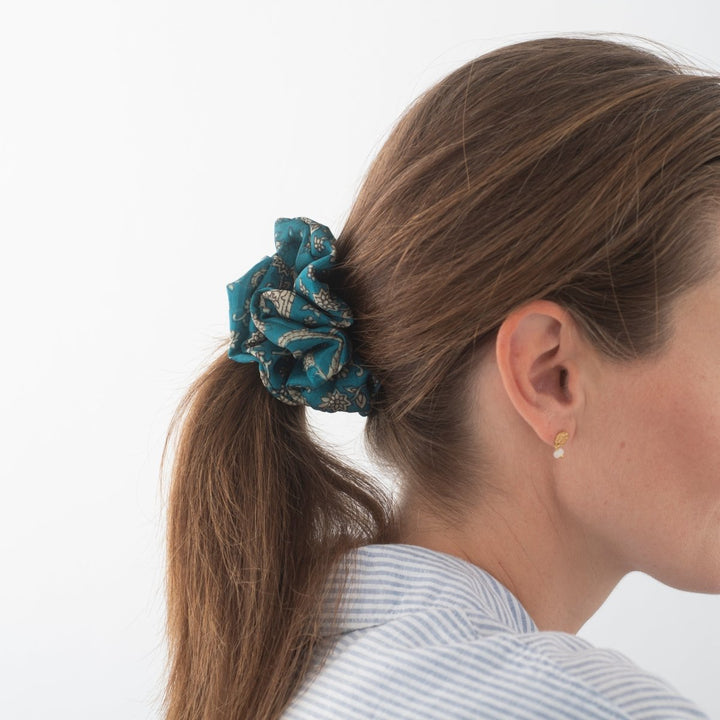 A Beautiful Story Scrunchie Blue Model