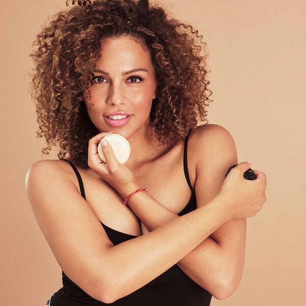 Abhati Suisse Manali Moisturizing Shampoo Bar | Festes Shampoo Model