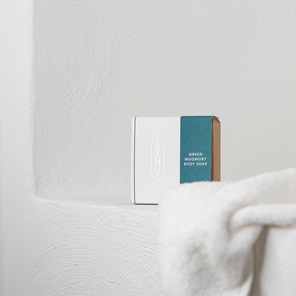 Binu Seife Green Mugwort Body Soap im Badezimmer