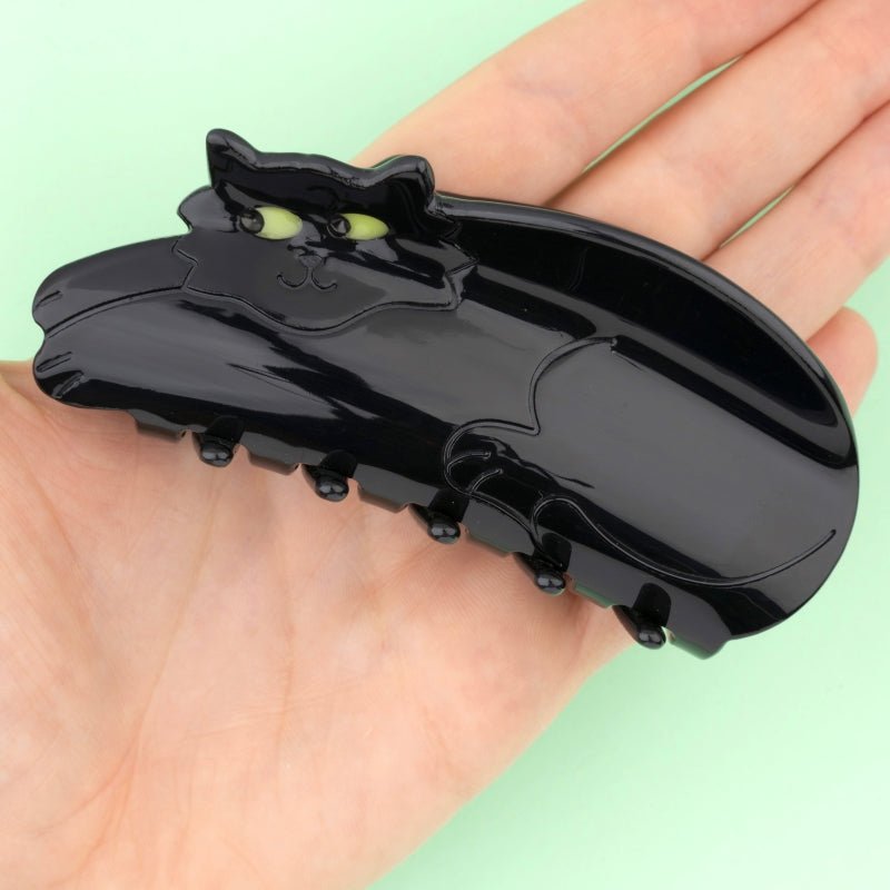 Coucou Suzette Black Cat Hair Claw - Handmodel Detail