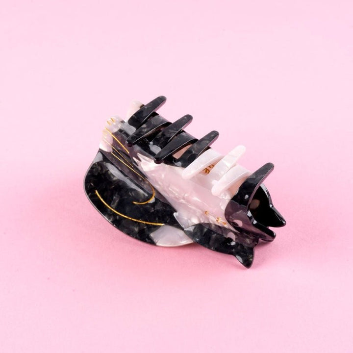 Coucou Suzette Black & White Cat Hair Claw - Produktdetail rosa Hintergrund