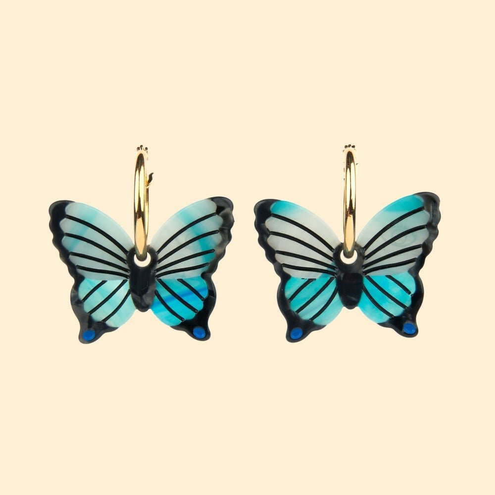Coucou Suzette Blue Butterfly Earrings - Produktfoto gelber Hintergrund