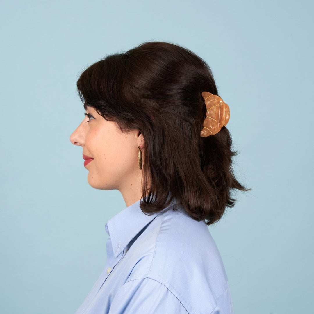 Coucou Suzette Croissant Hair Claw - Weibliches Model schulterlange Haare