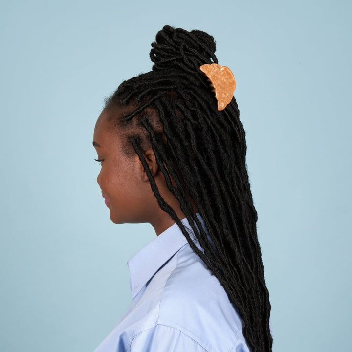 Coucou Suzette Croissant Hair Claw - Weibliches Model lange Haare