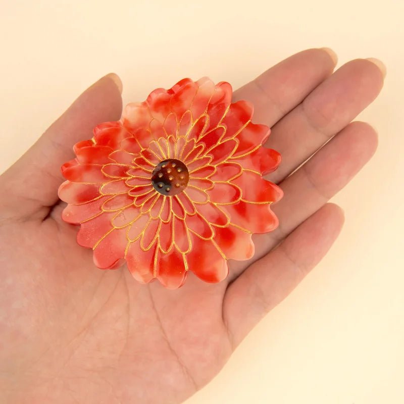 Dahlia Hair Claw in der Hand