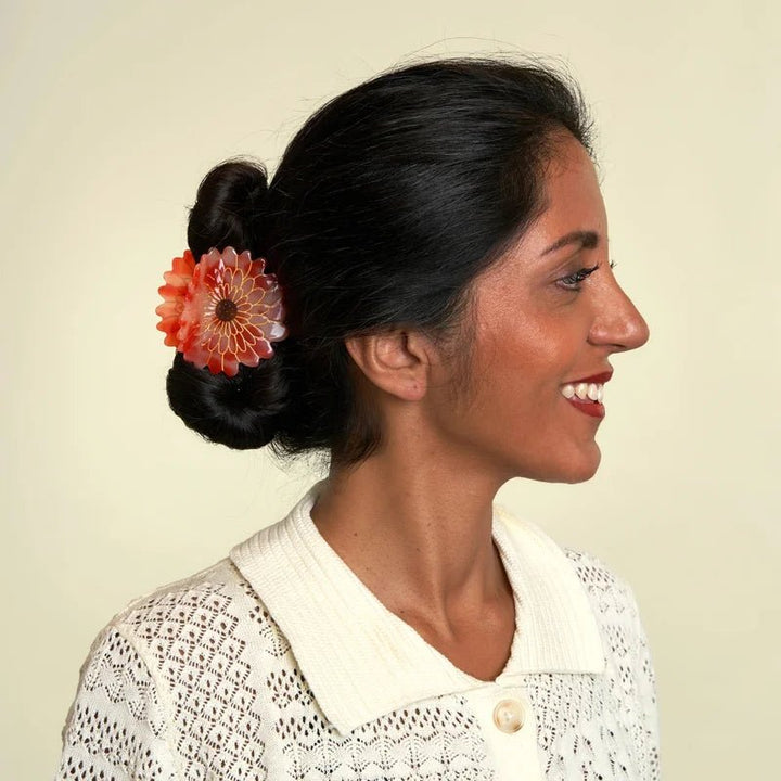 Dahlia Hair Claw im Haar