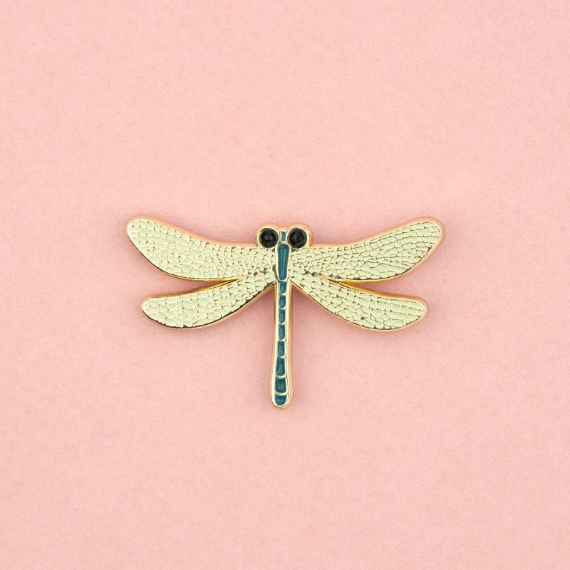 Coucou Suzette Dragonfly Pin - Produktdetail rosa Hintergrund