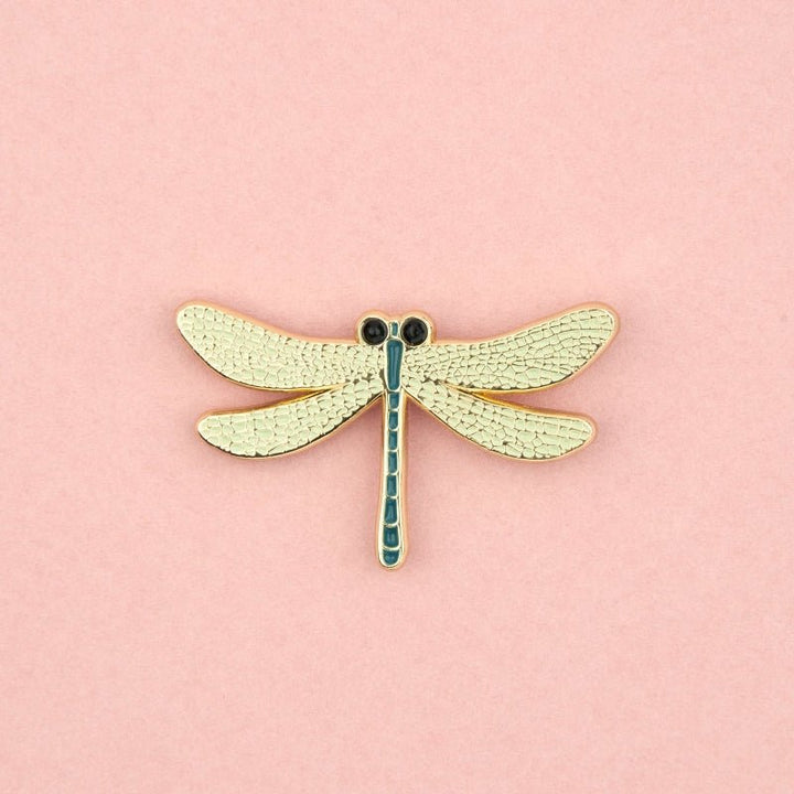 Coucou Suzette Dragonfly Pin - Produktdetail rosa Hintergrund