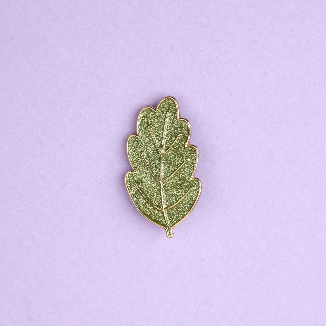 Coucou Suzette Leaf Pin - Produktfoto mit fliederfarbenem Hintergrund