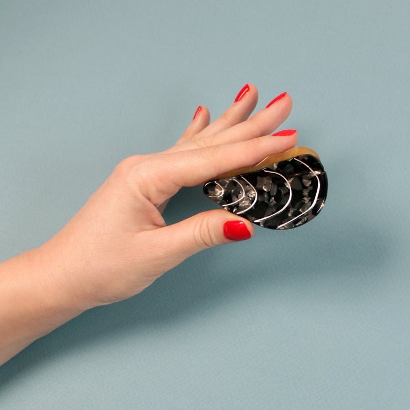 Coucou Suzette Mussel Hair Claw - Handmodel