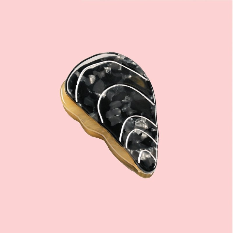Coucou Suzette Mussel Hair Claw - Produktbild rosa Hintergrund