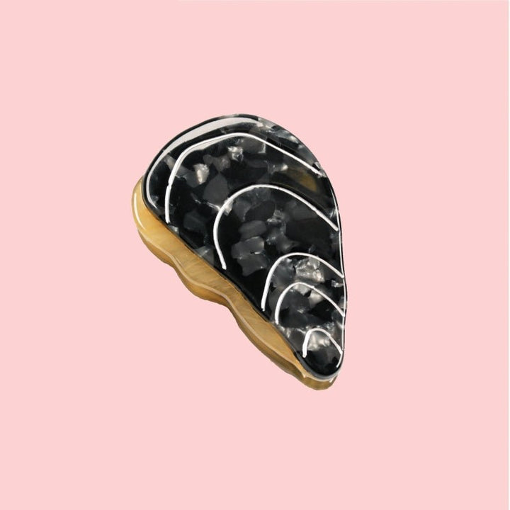 Coucou Suzette Mussel Hair Claw - Produktbild rosa Hintergrund