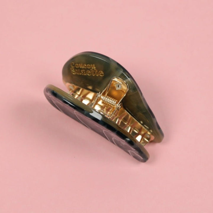 Coucou Suzette Mussel Hair Claw - Produktdetail rosa Hintergrund