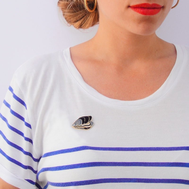 Coucou Suzette Mussel Pin - Model Tragebild
