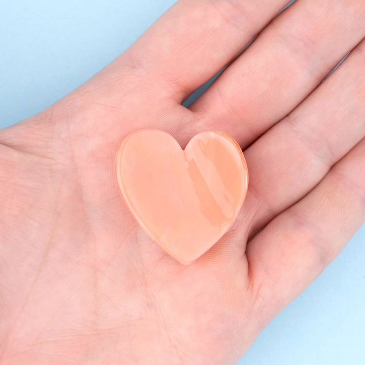 Coucou Suzette Pink Heart Mini Hair Claw - Produktbild Handmodel