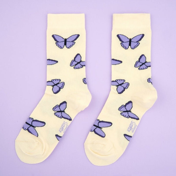 Coucou Suzette Purple Butterfly Socks - Produktbild fliederfarbener Hintergrund