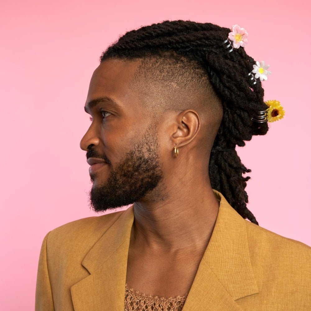 Coucou Suzette Sunflower Mini Hair Claw - männliches Model Seitenansicht