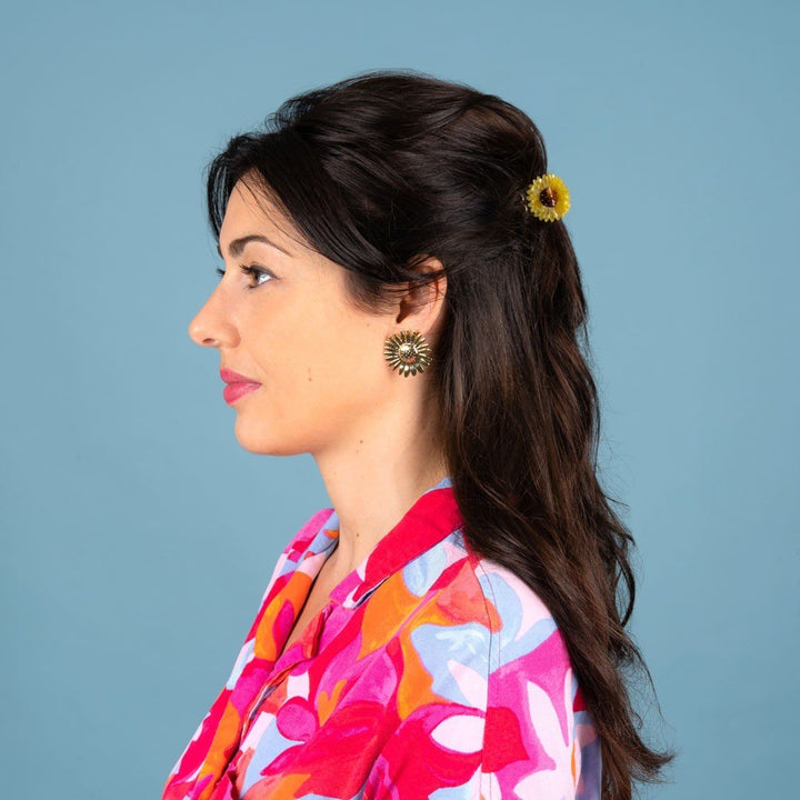 Coucou Suzette Sunflower Mini Hair Claw - weibliches Model Seitenansicht