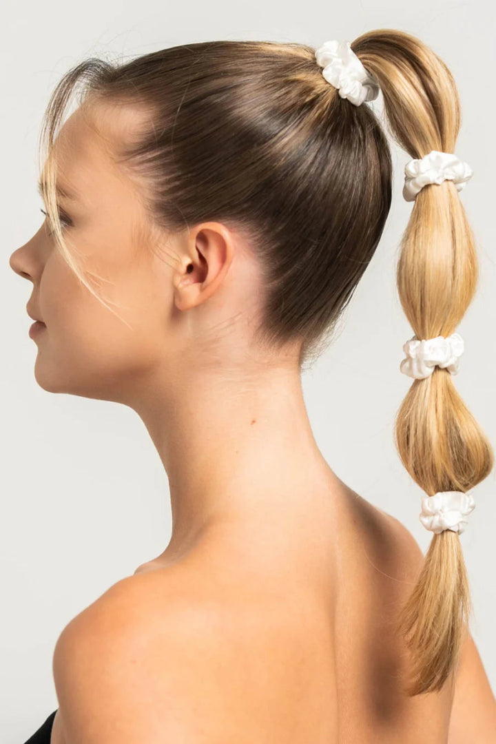 Bundle Mini Scrunchies Silk Weiß - Model