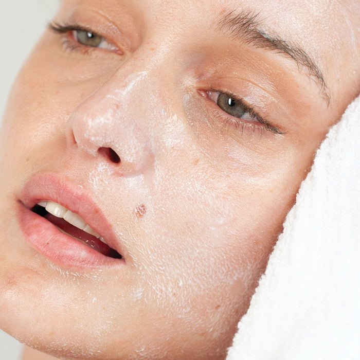 Ere Perez Fig All-Beauty Jelly - model using the gel