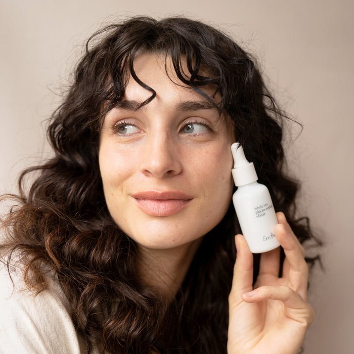 Ere Perez White Tea Phyto-Retinol Elixir - model with elixir