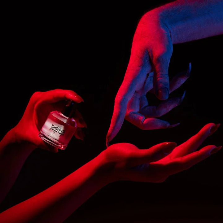 Heretic Parfum Nosferatu - Handmodel Mood