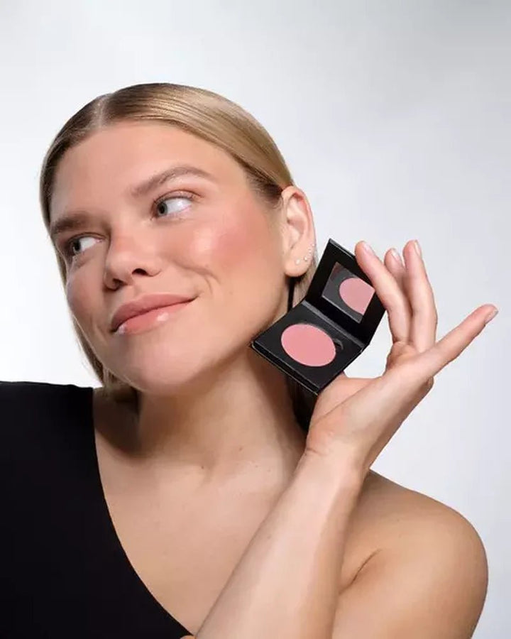 HIRO Cosmetics Pressed Blush - Model