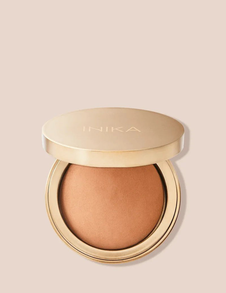 INIKA Organic Baked Mineral Bronzer - Sunkissed beiger Hintergrund