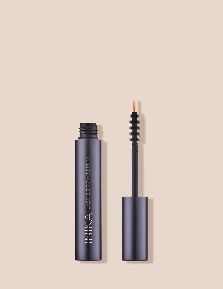 INIKA Organic Lash & Brow Serum - Freisteller beiger Hintergrund