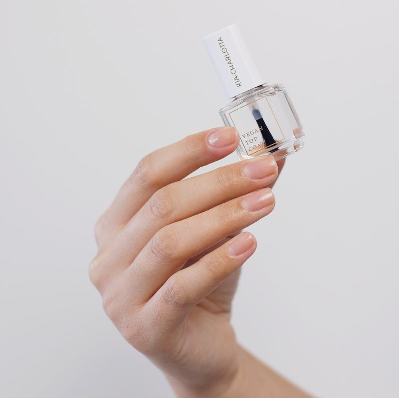 Kia Charlotta Top Coat Handbild