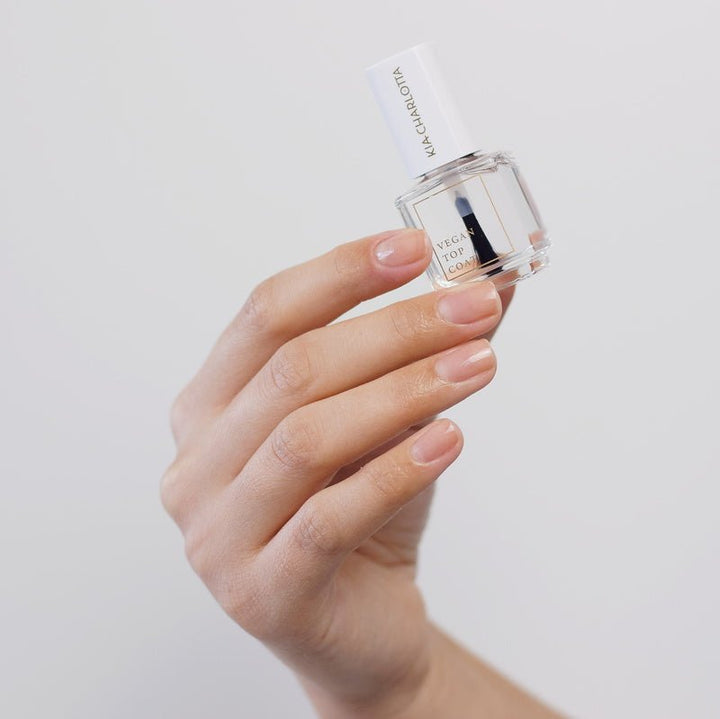 Kia Charlotta Top Coat Handbild