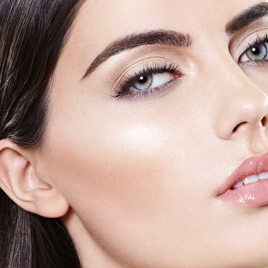 Lily Lolo Pressed Illuminator Sunbeam - Model Look