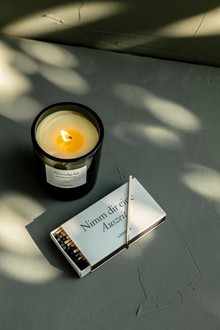 Abendgold Duftkerze Limitierte Winteredition - Brennende Kerze