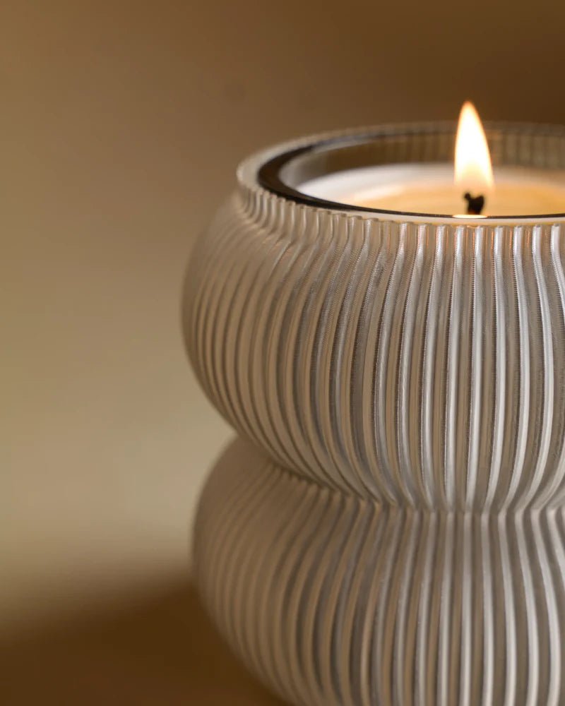 Sheyn. x Looops Koyl Duftkerze Bergluft - Nahaufnahme