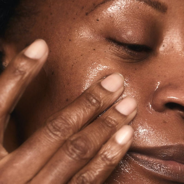 Mádara Age Pro Hydra Firm Hyaluron Jelly - Model