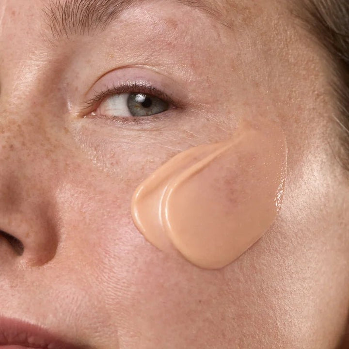 Mádara Kojic Alternative Pigment Serum - Model