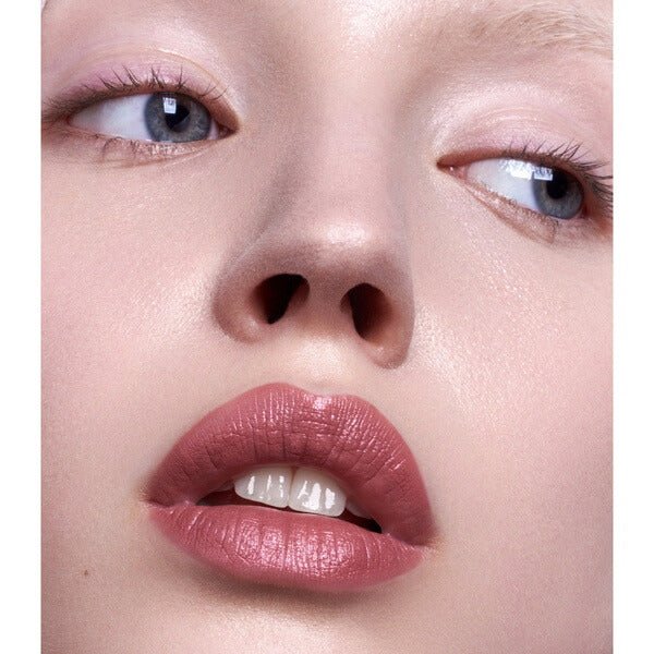 Mádara Matte Cream Lipstick Cool Nude Model