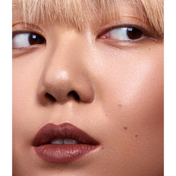 Mádara Matte Cream Lipstick Dark Nude Model