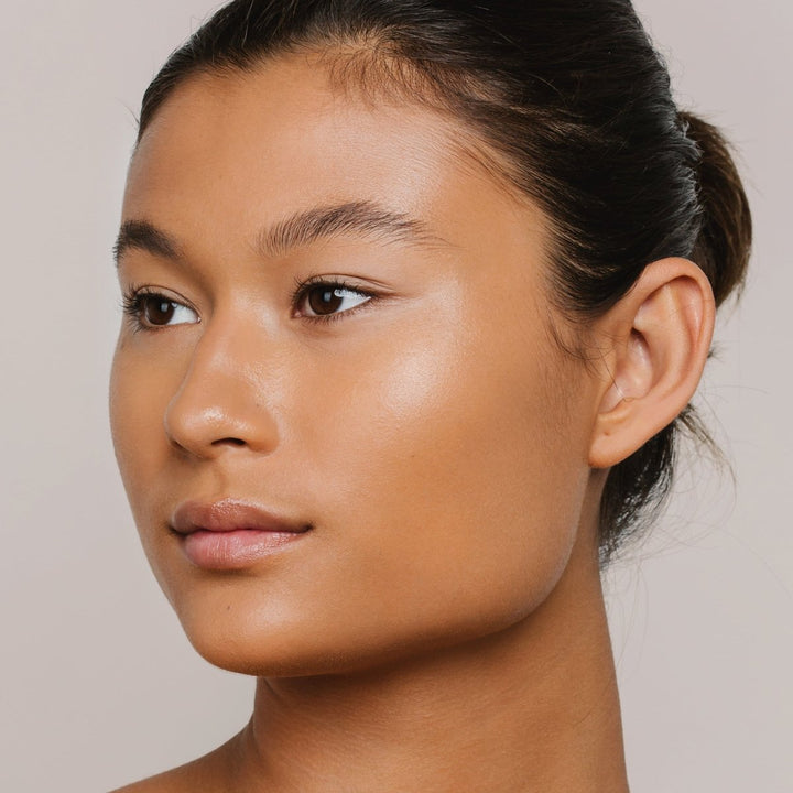 Mádara Skin Equal Soft Glow Foundation Olive Model