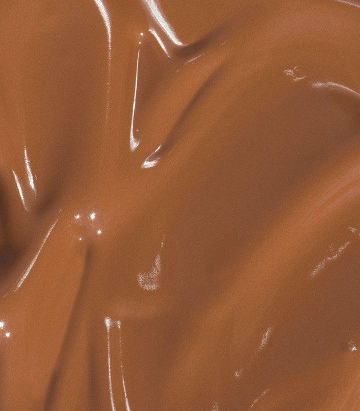 Mádara Skin Equal Soft Glow Foundation Fudge Swatch