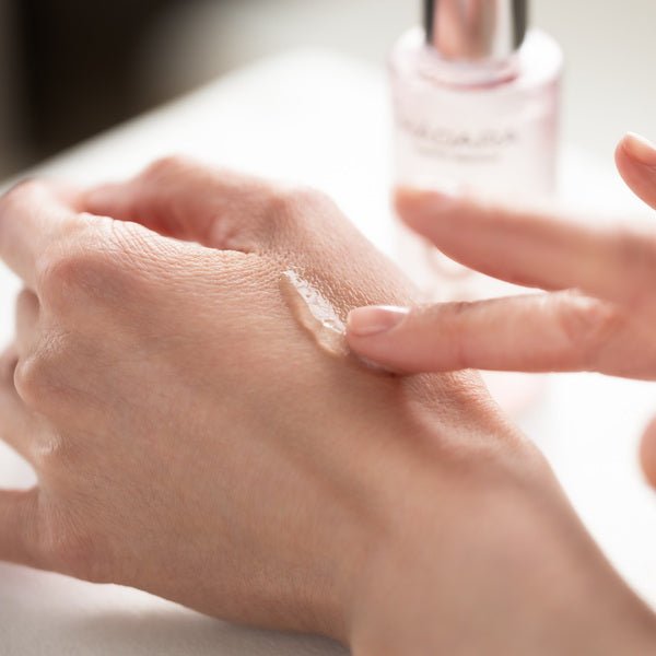 Mádara SOS Hydra Intense Rose Jelly | Rosenwasser-Gel - Texture on hand