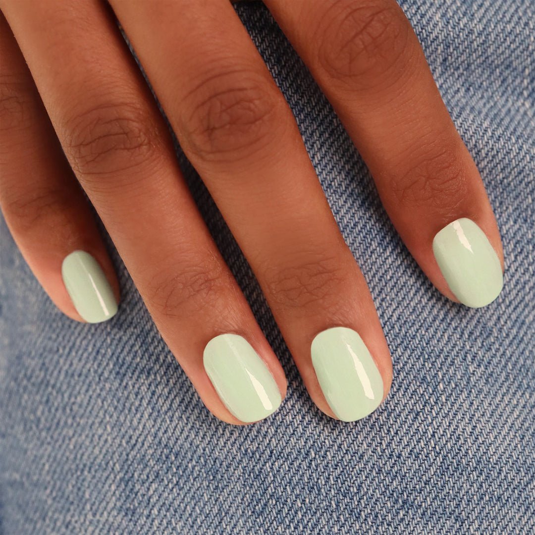 Manucurist Nagellack Mint - Lackierte Nägel auf jeans