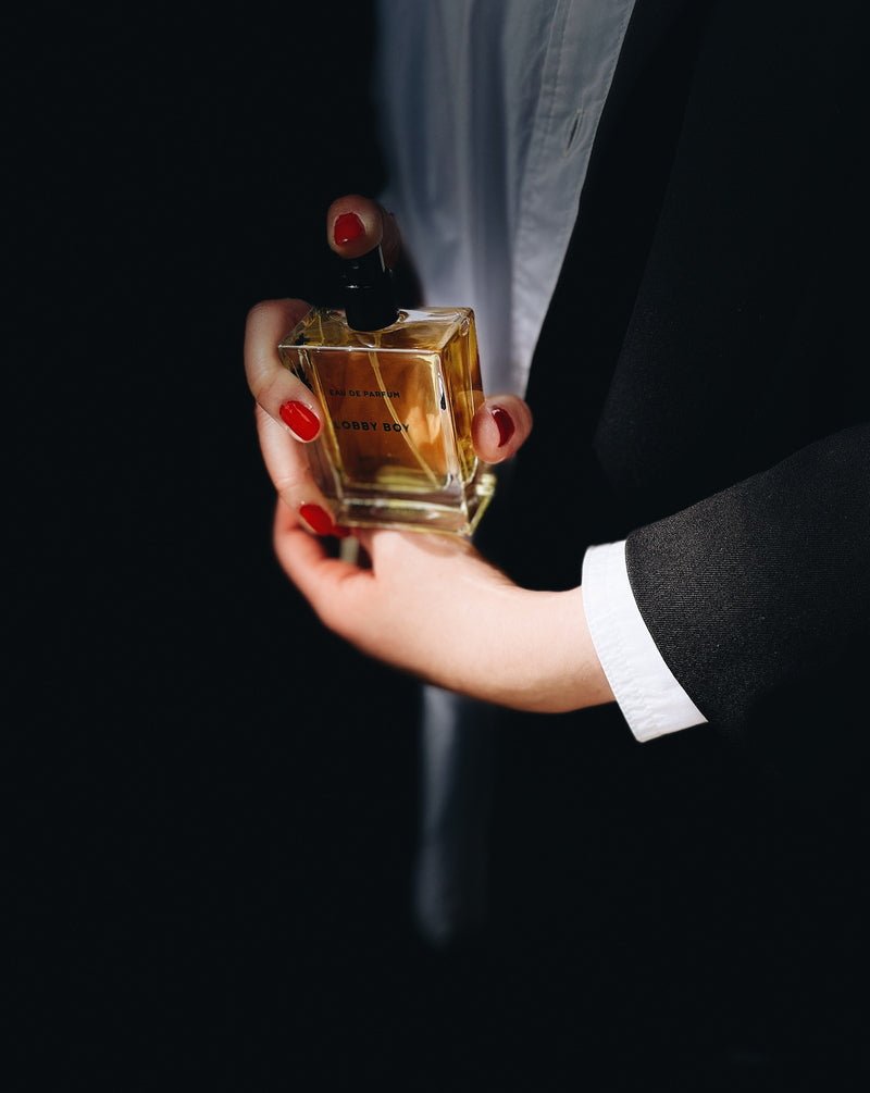 RAAW Alchemy Lobby Boy Eau de Parfum - Mood Handmodel Anzug dunkler Hintergrund