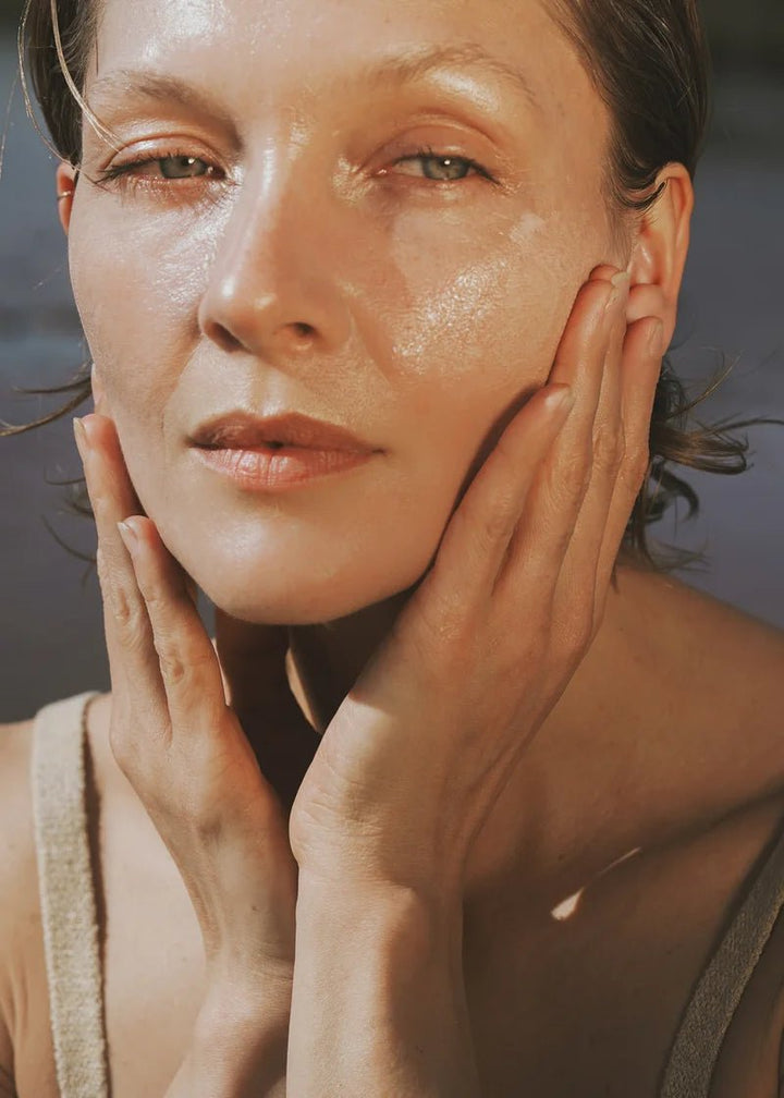 Ranavat Brightening Mineral Sunscreen SPF 50+ - Model Anwendung Mood