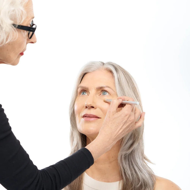 RMS Beauty Skin2Skin Concealer Brush - Model